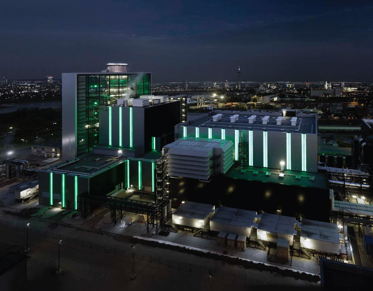 Das Gas- und Turbinenkraftwerk Lausward am Düsseldorfer Hafen produziert Energie für das Bahnstromnetz. 